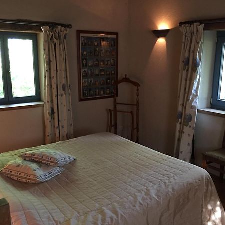 Les Huguets Bed & Breakfast Villeneuve-sur-Lot Oda fotoğraf