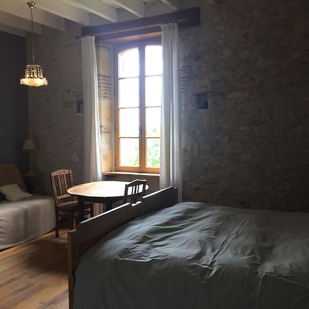 Les Huguets Bed & Breakfast Villeneuve-sur-Lot Oda fotoğraf