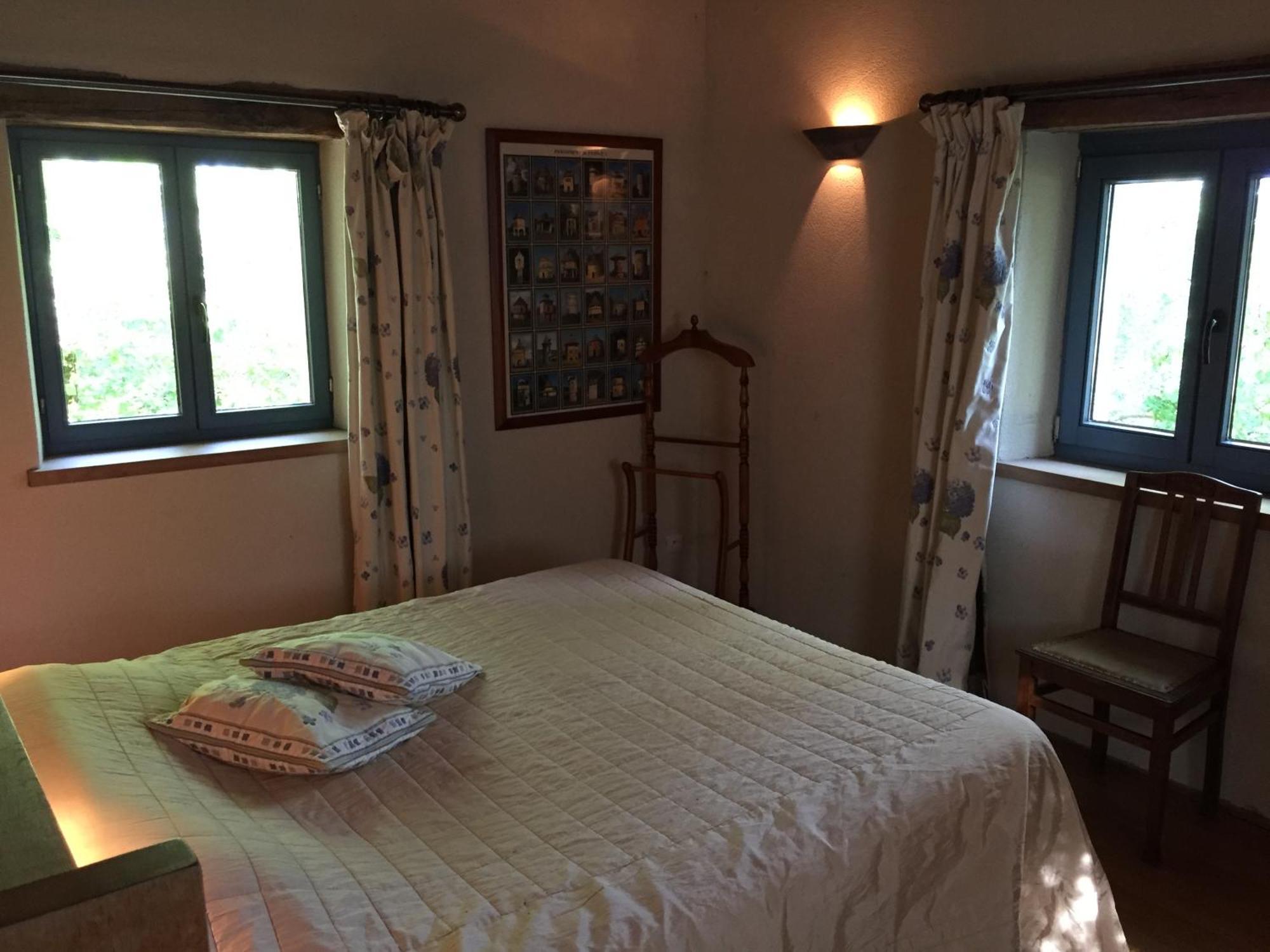 Les Huguets Bed & Breakfast Villeneuve-sur-Lot Oda fotoğraf