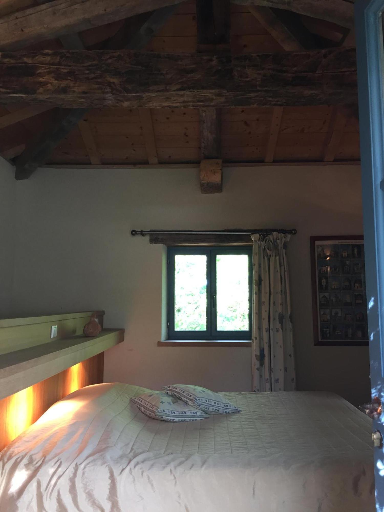 Les Huguets Bed & Breakfast Villeneuve-sur-Lot Oda fotoğraf