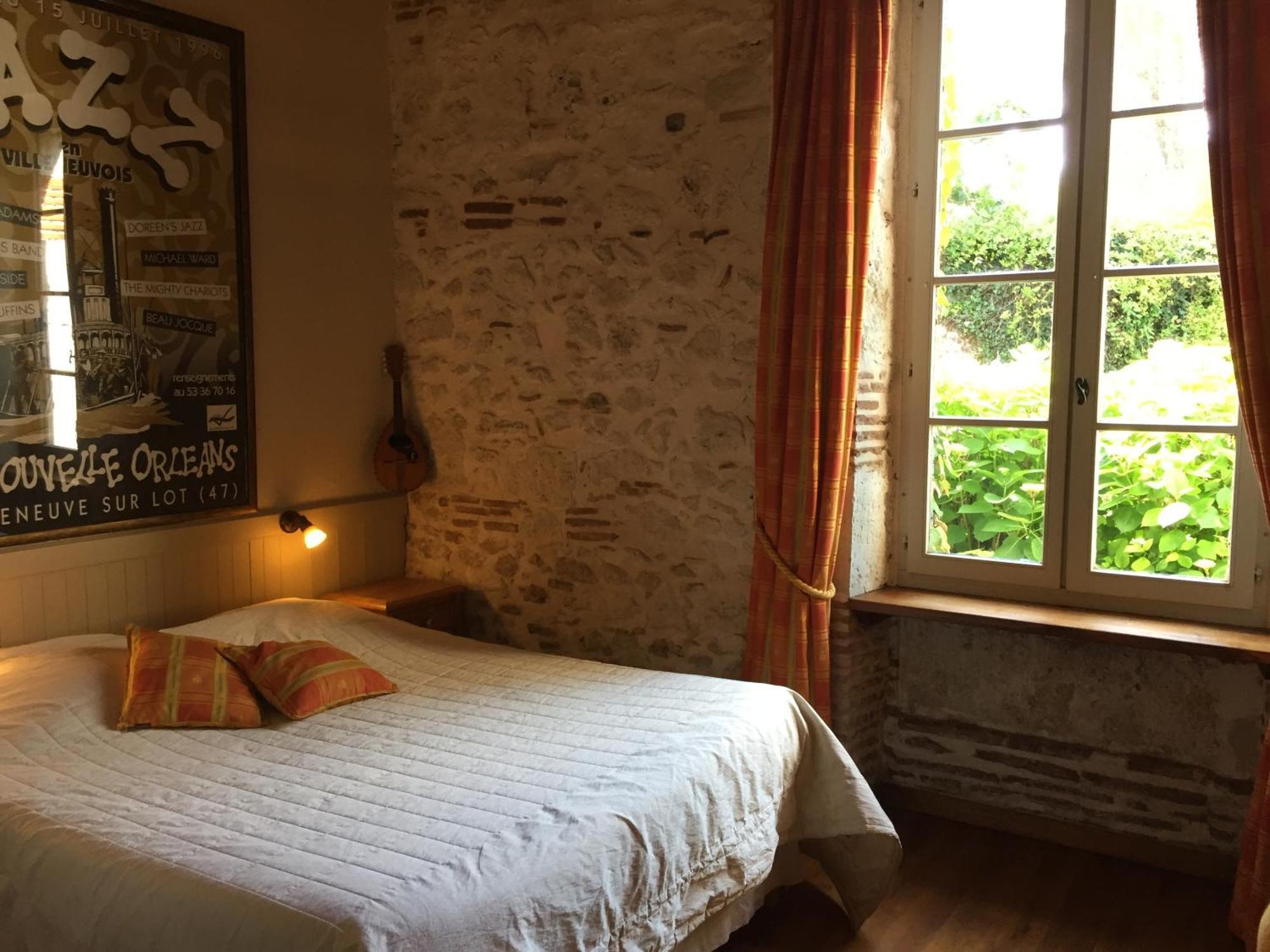 Les Huguets Bed & Breakfast Villeneuve-sur-Lot Oda fotoğraf